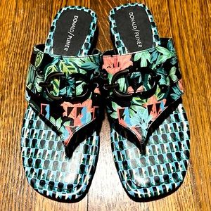 NWOT DONALD J PLINER SANDALS
